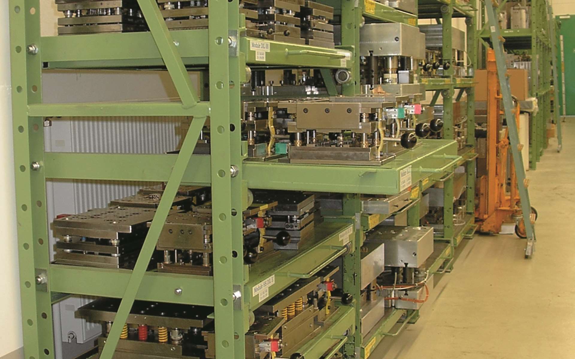 Stanzwerkzeuglager im Produktionsbereich